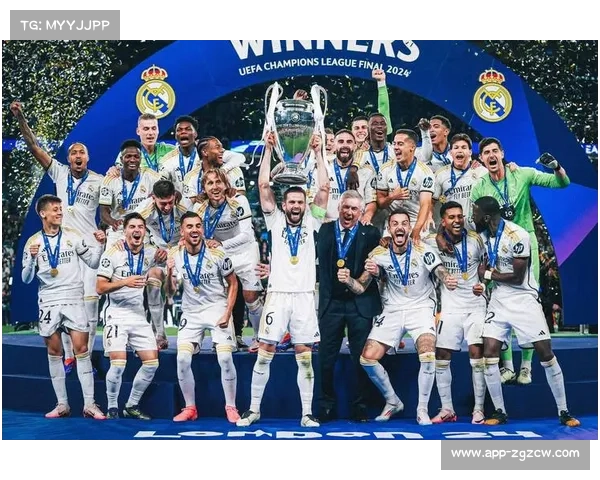 欧冠奖杯巡回展抵达马德里，球迷排队合影留念