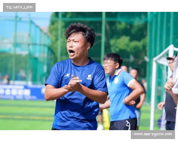 海曙区足球联赛颁奖，最佳射手陈贤孟入选