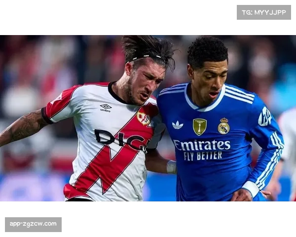 特写:VAR中心马德里操作室,裁判组与技术员实时复核点球判罚 特写:VAR中心马德里操作室,裁判组与技术员实时复核点球判罚